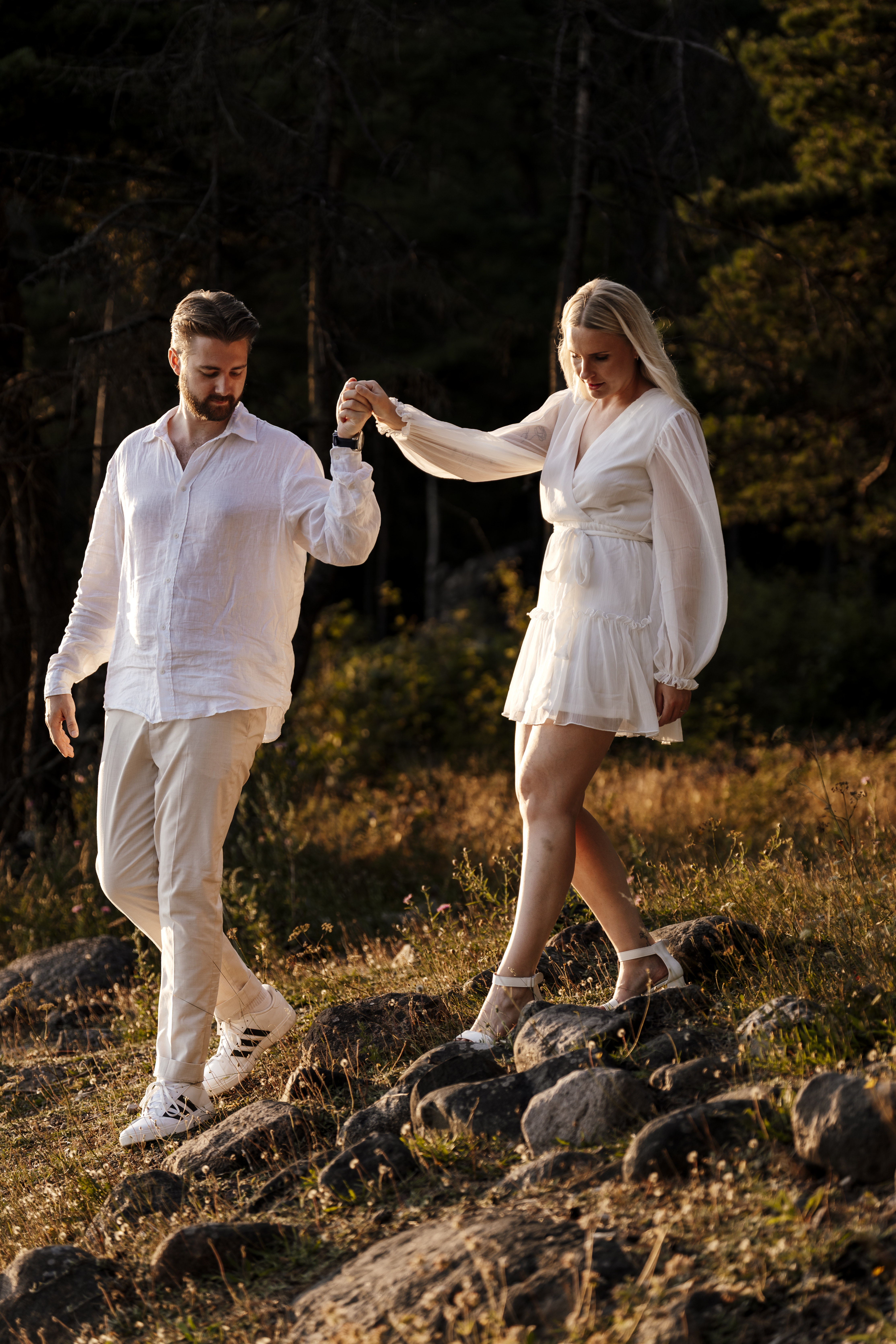 Par som går sammen i gyllent lys