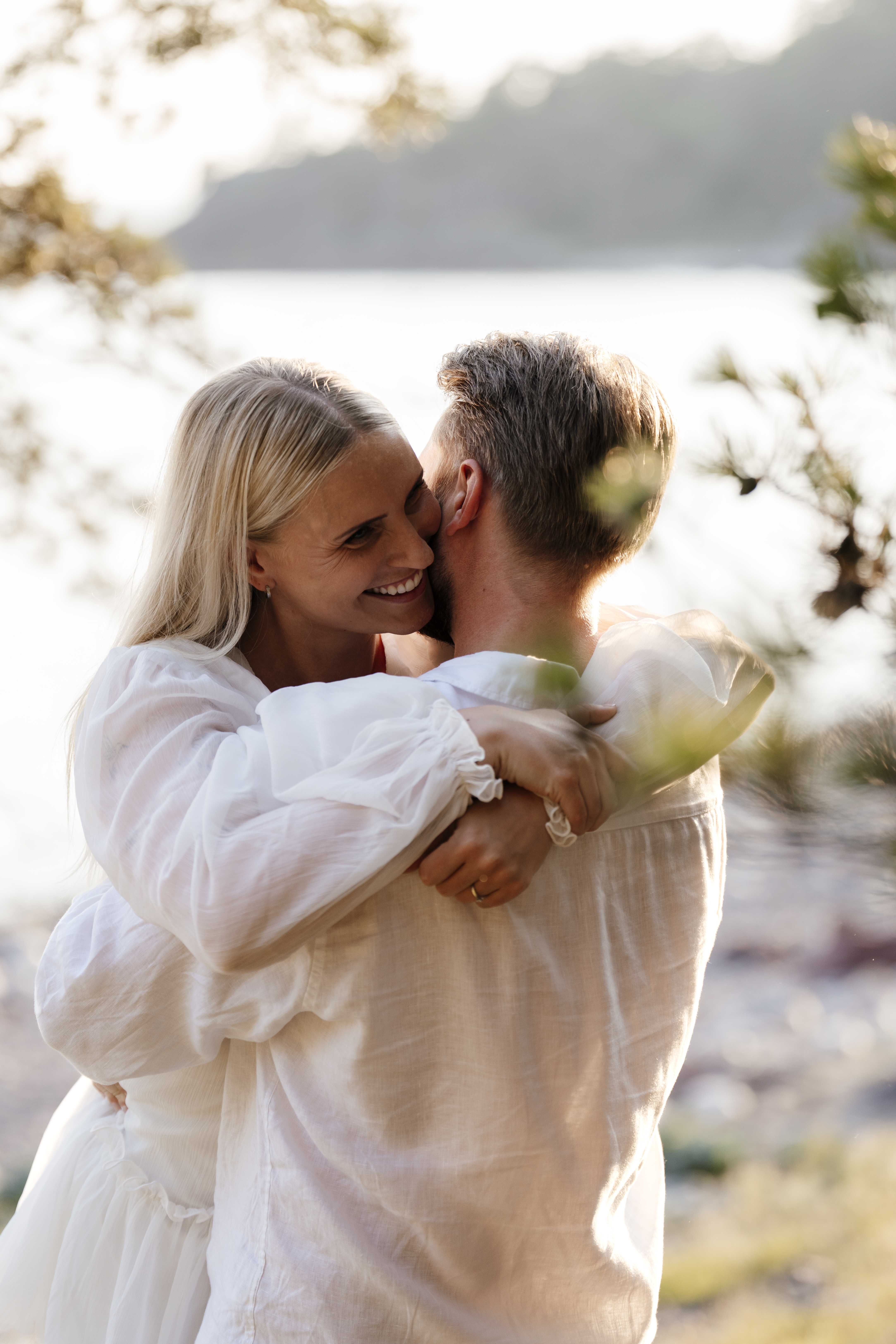 Par som ler sammen ved vannet