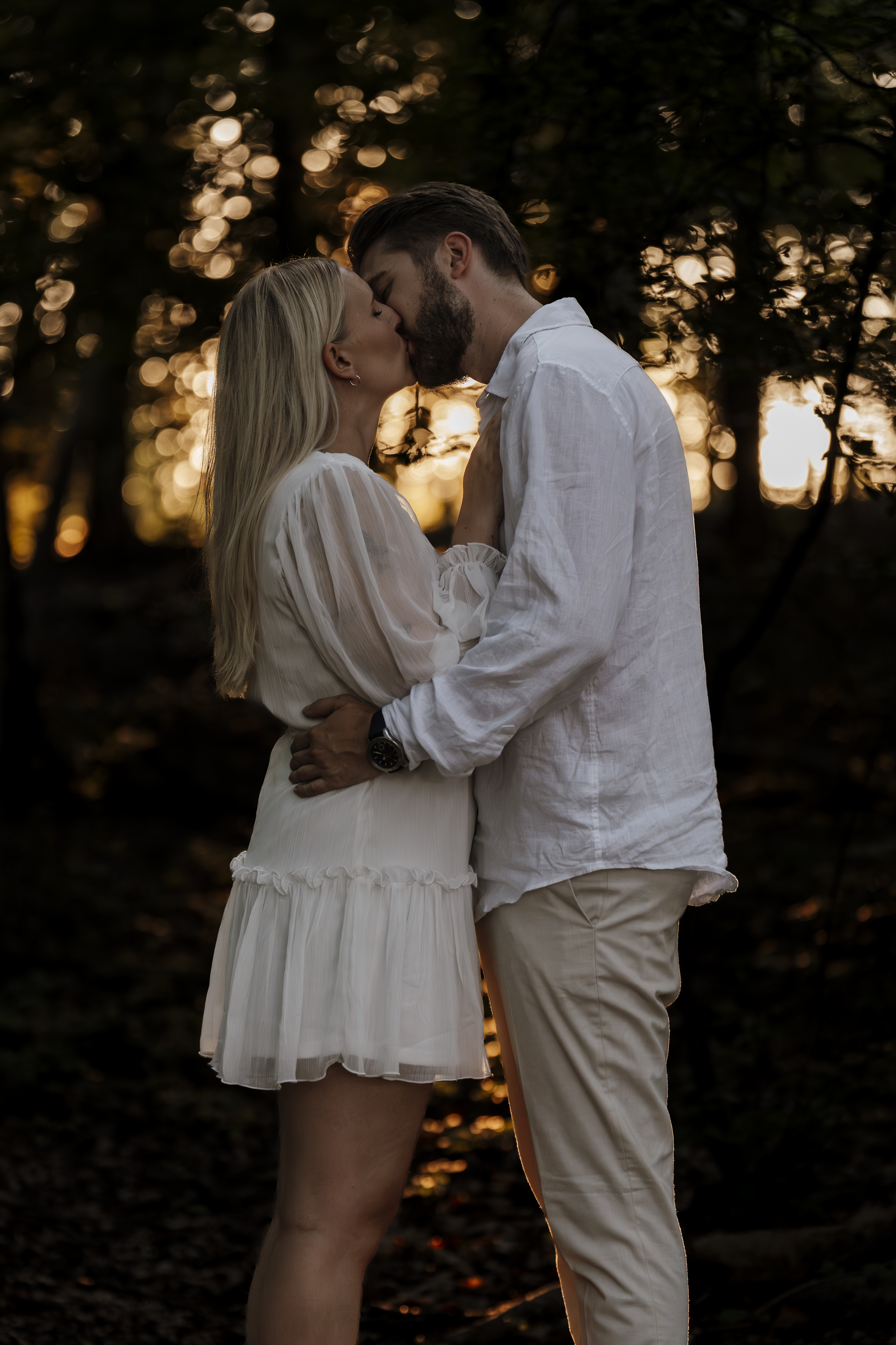 Par i skogen med vakkert lys